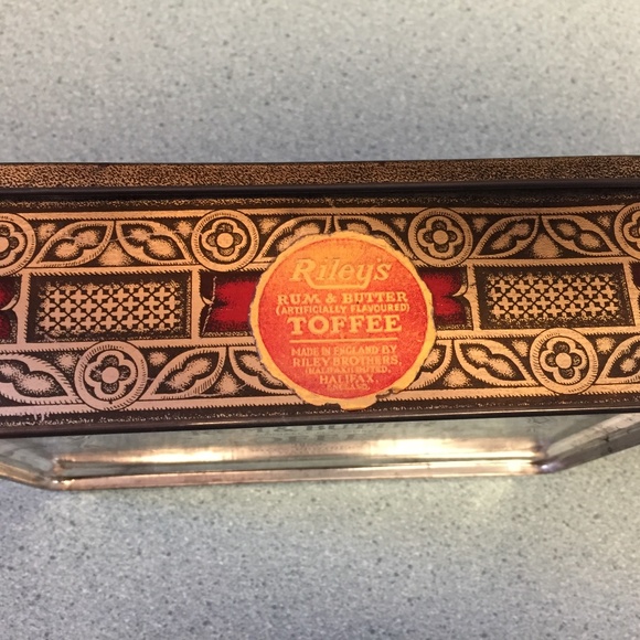 RILEY'S RUM and BUTTER TOFFEE TIN 1950'S COLLECTIBLE TIN - Picture 2 of 4
